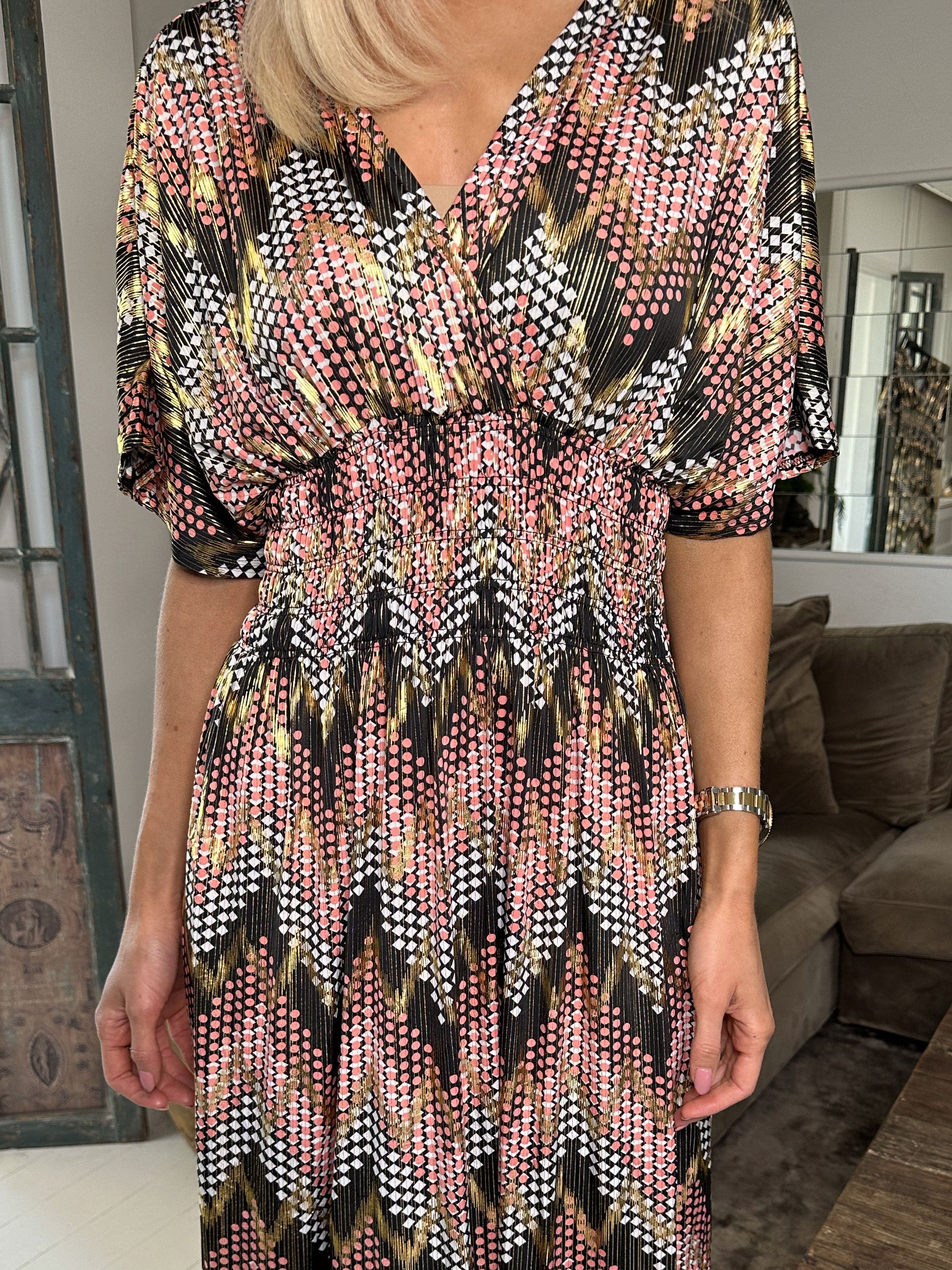 Pams pattern - Lang elastisk kjole i krølfrit stof